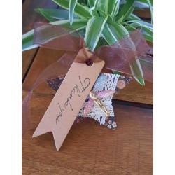 Etiqueta artesanal con diseño floral, encaje y libélula dorada
