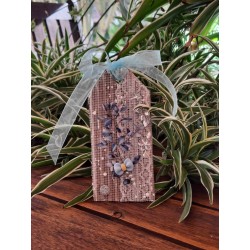 Tarjeta artesanal con malla rústica, detalles en azul y lazo de organza