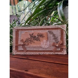 Hermosa postal artesanal con diseño rústico y detalles en yute, encaje y perlas