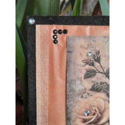 Postal artesanal vintage con rosas, encaje y lazo de terciopelo