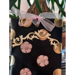 Tarjeta Artesanal Elegante con Encaje y Flores - Perfecta para Regalos