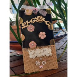 Tarjeta Artesanal Elegante con Encaje y Flores - Perfecta para Regalos