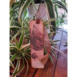 Separador de libros vintage con rosa ilustrada y detalles artesanales