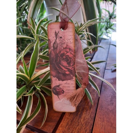 Separador de libros vintage con rosa ilustrada y detalles artesanales