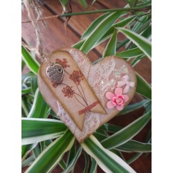 Etiqueta decorativa vintage en forma de corazón con encaje y detalles florales